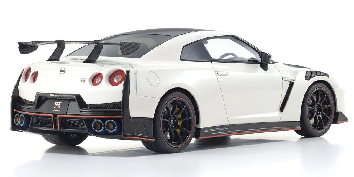 NISSAN GT-R NISMO R35 (WHITE) 1/18 (SEALED BODY SHELL)