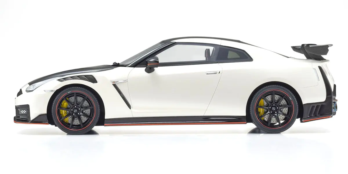NISSAN GT-R NISMO R35 (WHITE) 1/18 (SEALED BODY SHELL)