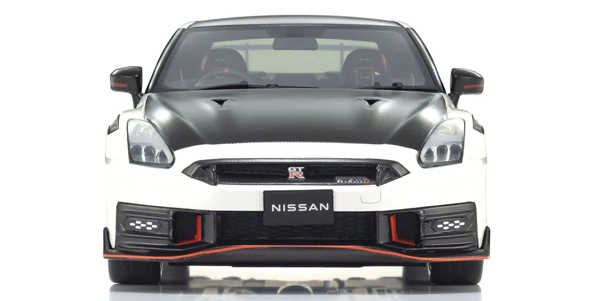 NISSAN GT-R NISMO R35 (WHITE) 1/18 (SEALED BODY SHELL)