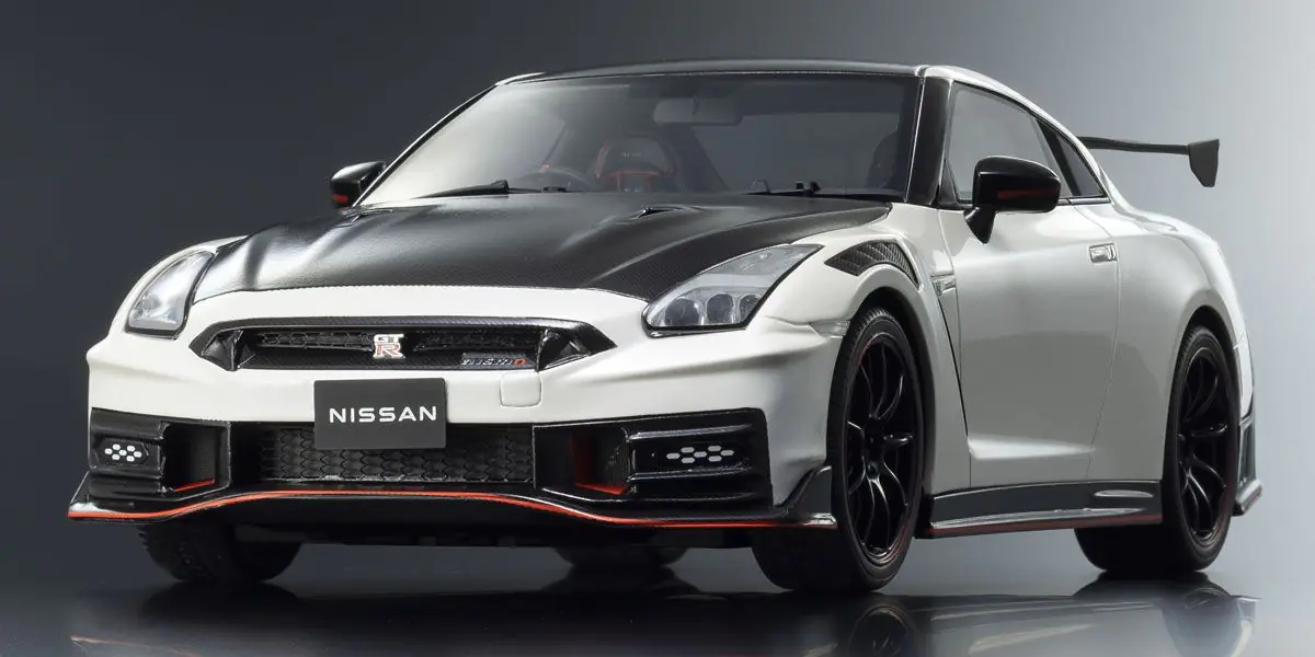 NISSAN GT-R NISMO R35 (WHITE) 1/18 (SEALED BODY SHELL)