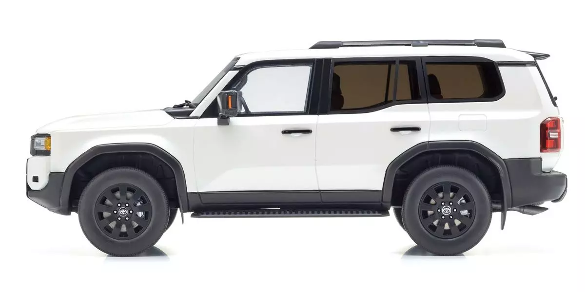 1/18 TOYOTA LANDCRUISER 250 VX-R 2.8 GD TURBO DIESEL 2024-26(WHITE)