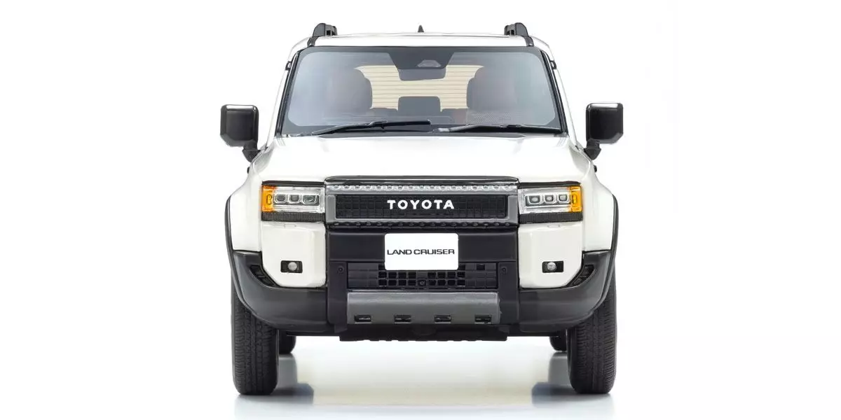 1/18 TOYOTA LANDCRUISER 250 VX-R 2.8 GD TURBO DIESEL 2024-26(WHITE)