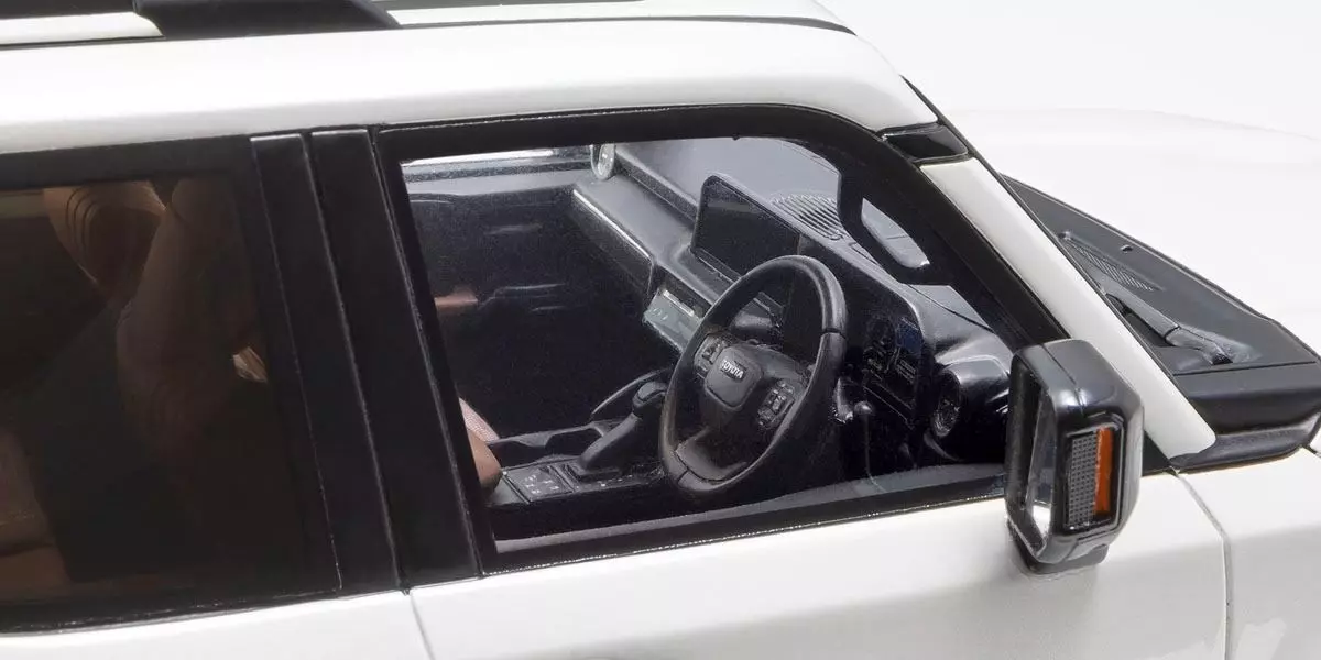 1/18 TOYOTA LANDCRUISER 250 VX-R 2.8 GD TURBO DIESEL 2024-26(WHITE)